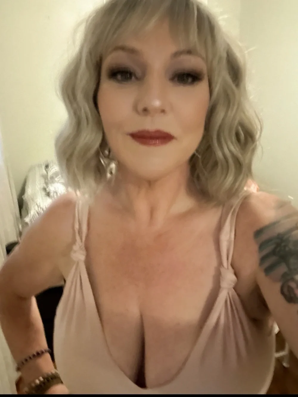 Ash Blonde Wavy Bob Synthetic Wig With Dark Shadow Root & Bangs